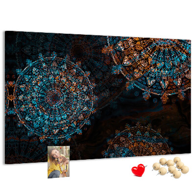 Kurken prikbord met een complexe mandala-print in blauwe en bruine tinten