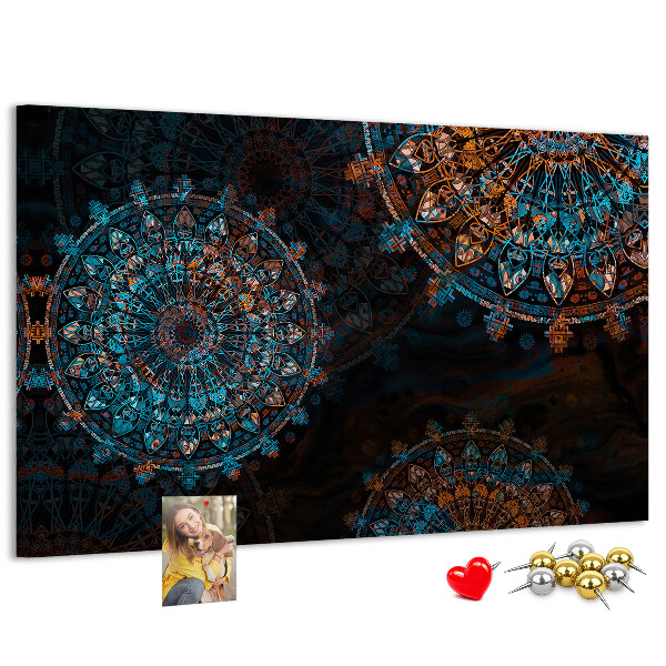 Kurken prikbord met een complexe mandala-print in blauwe en bruine tinten