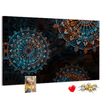 Kurken prikbord met een complexe mandala-print in blauwe en bruine tinten