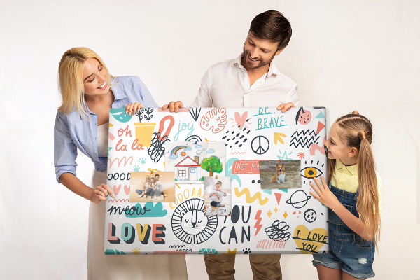Prikbord met vrolijke patronen, dierenmotieven en teksten