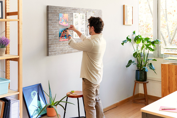 Kurkbord met een stijlvolle print van een bakstenen muur in neutrale tinten
