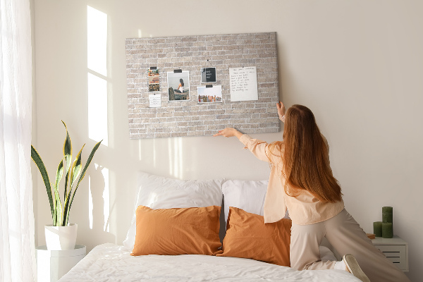 Kurkbord met een stijlvolle print van een bakstenen muur in neutrale tinten
