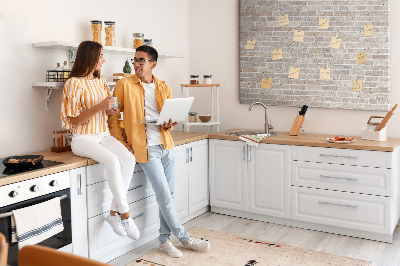 Kurkbord met een stijlvolle print van een bakstenen muur in neutrale tinten