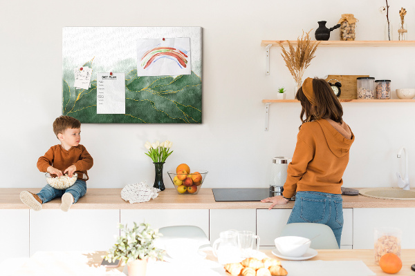 Prikbord met gouden accenten op groene bladeren