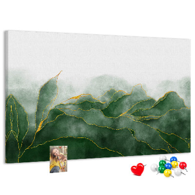 Prikbord met gouden accenten op groene bladeren