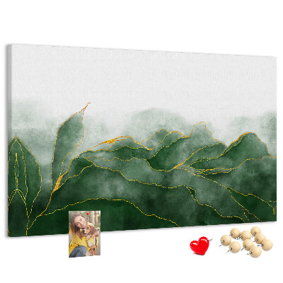 Prikbord met gouden accenten op groene bladeren