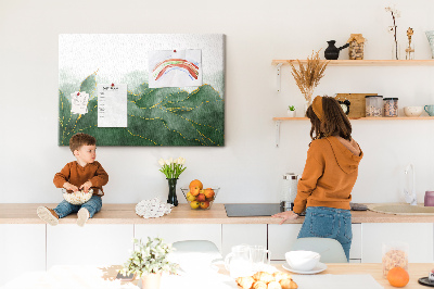 Prikbord met gouden accenten op groene bladeren