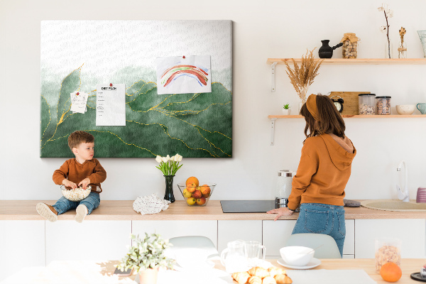 Prikbord met gouden accenten op groene bladeren