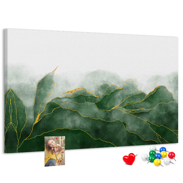 Prikbord met gouden accenten op groene bladeren
