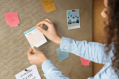 Kurkbord met een oude kaart en een kompas op de achtergrond