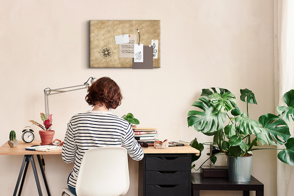 Kurkbord met een oude kaart en een kompas op de achtergrond