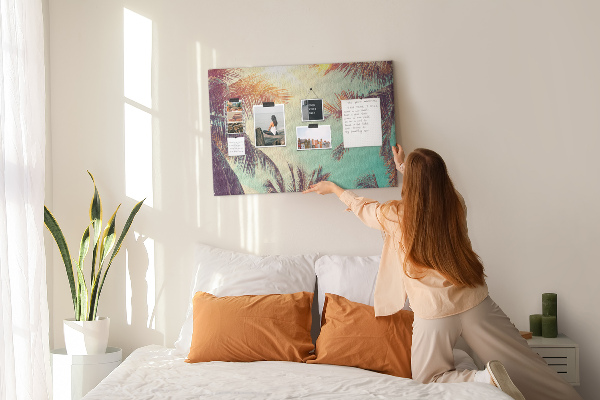 Prikbord met een tropische palmbomenprint tegen een blauwe hemel