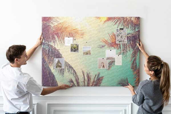 Prikbord met een tropische palmbomenprint tegen een blauwe hemel