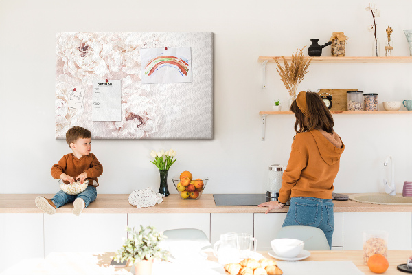 Kurkbord fijne witte pioenrozen op een lichte achtergrond