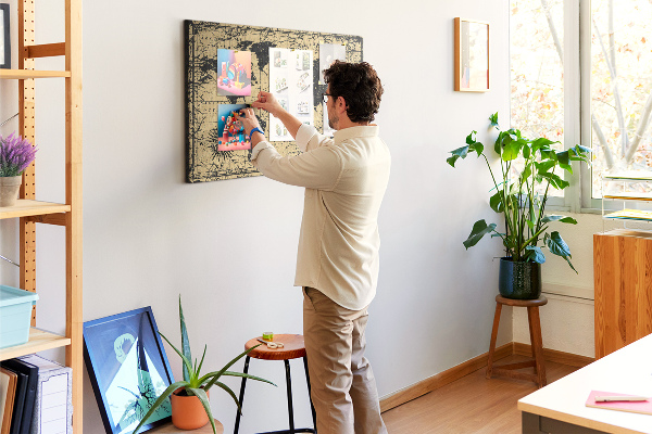 Prikbord met een oude wereldkaart in zwart en goud