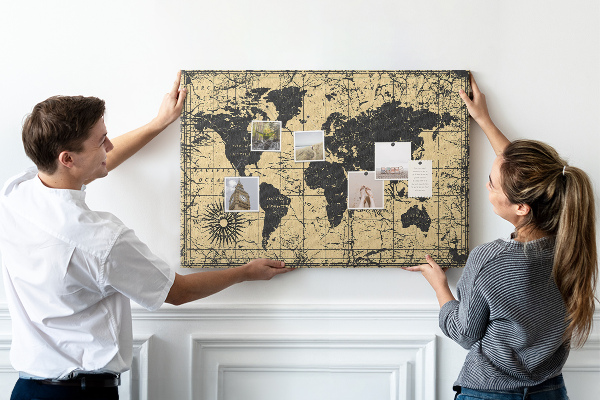 Prikbord met een oude wereldkaart in zwart en goud