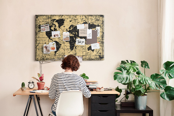Prikbord met een oude wereldkaart in zwart en goud