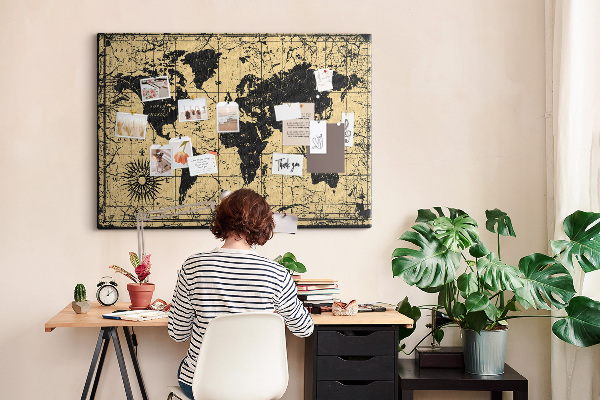 Prikbord met een oude wereldkaart in zwart en goud