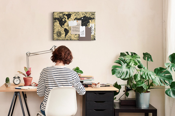 Prikbord met een oude wereldkaart in zwart en goud