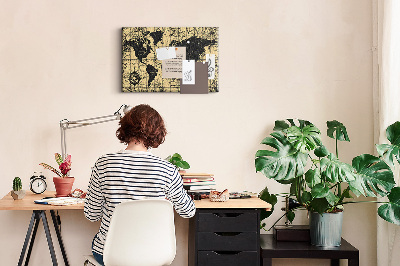 Prikbord met een oude wereldkaart in zwart en goud