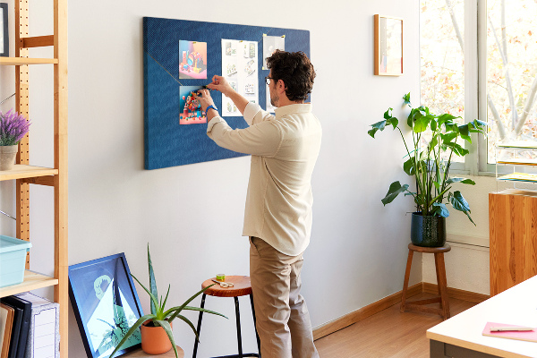 Kurk prikbord met elegante geometrische patronen in blauwe tinten