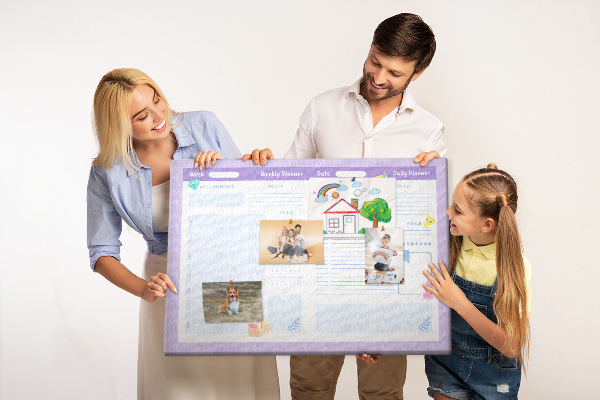 Kurkbord weekplanner met kleurrijke accenten