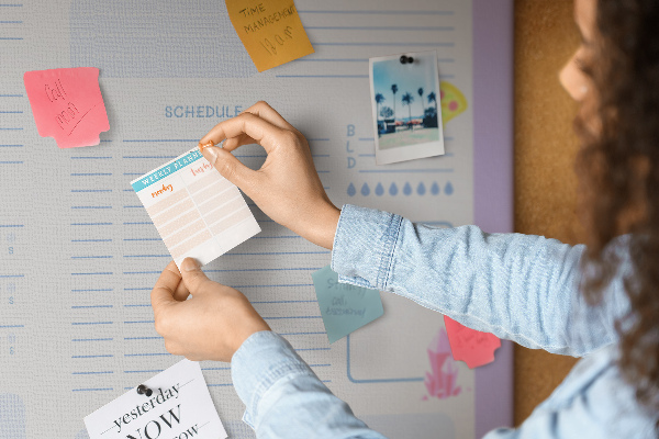 Kurkbord weekplanner met kleurrijke accenten