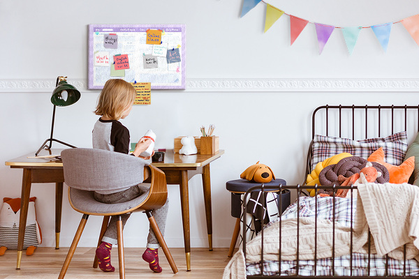 Kurkbord weekplanner met kleurrijke accenten