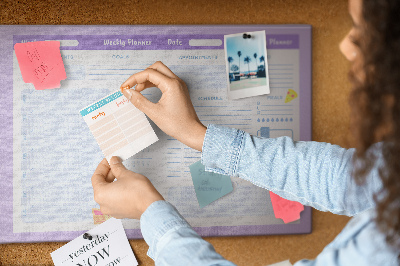 Kurkbord weekplanner met kleurrijke accenten