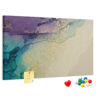 Kurkbord met gouden accenten op een abstracte waterachtergrond