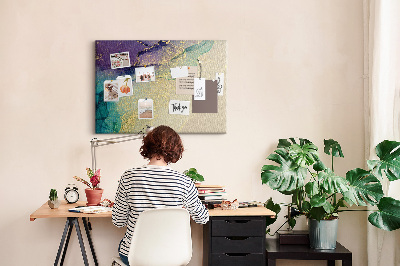 Kurkbord met gouden accenten op een abstracte waterachtergrond