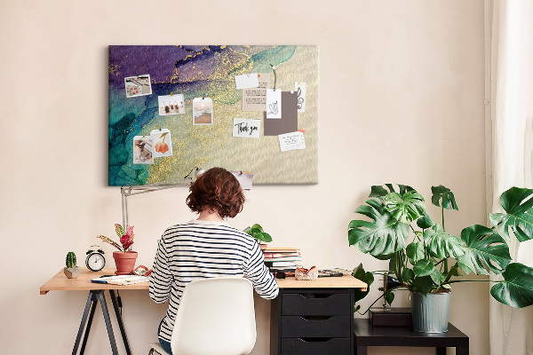 Kurkbord met gouden accenten op een abstracte waterachtergrond