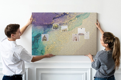 Kurkbord met gouden accenten op een abstracte waterachtergrond