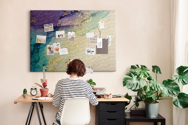 Kurkbord met gouden accenten op een abstracte waterachtergrond