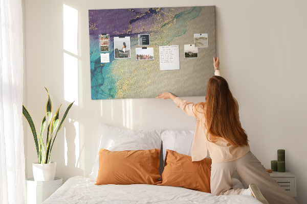 Kurkbord met gouden accenten op een abstracte waterachtergrond