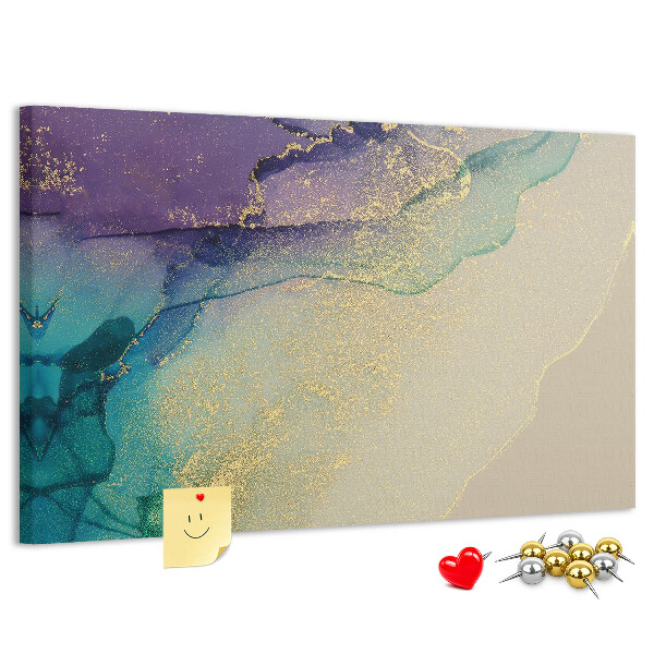 Kurkbord met gouden accenten op een abstracte waterachtergrond