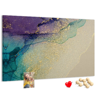 Kurkbord met gouden accenten op een abstracte waterachtergrond