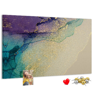 Kurkbord met gouden accenten op een abstracte waterachtergrond