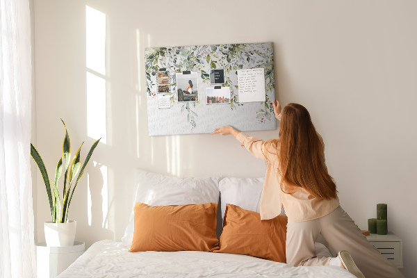 Kurken prikbord met een motief van groene bladeren en tere bloemen