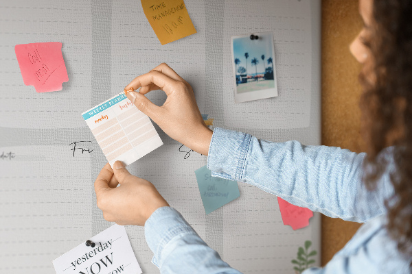 Prikbord weekplanner met plantenaccenten