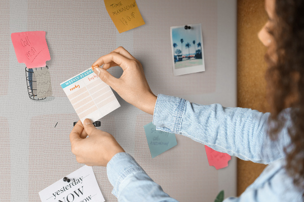 Kurkbord weekplanner met plantenaccenten