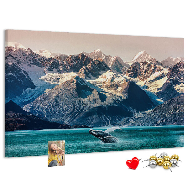 Kurken prikbord met een afbeelding van een springende walvis in een bergfjord