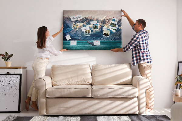 Kurken prikbord met een afbeelding van een springende walvis in een bergfjord