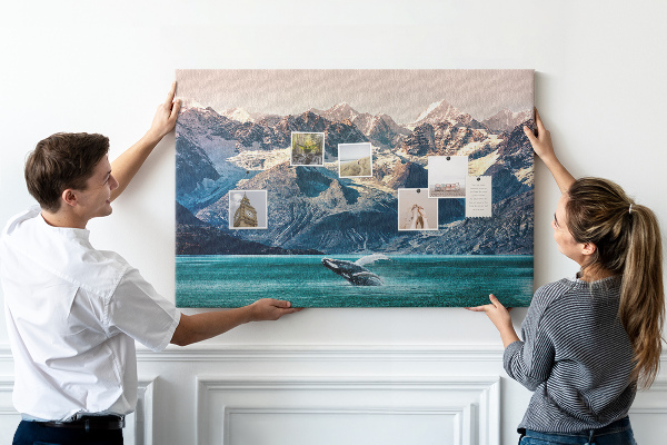 Kurken prikbord met een afbeelding van een springende walvis in een bergfjord