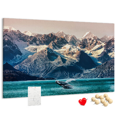 Kurken prikbord met een afbeelding van een springende walvis in een bergfjord