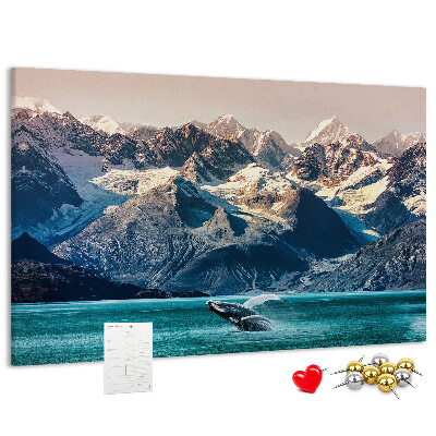 Kurken prikbord met een afbeelding van een springende walvis in een bergfjord