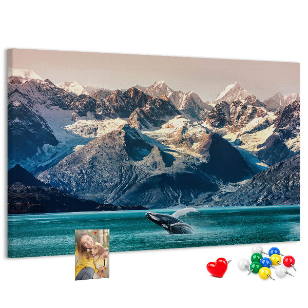 Kurken prikbord met een afbeelding van een springende walvis in een bergfjord