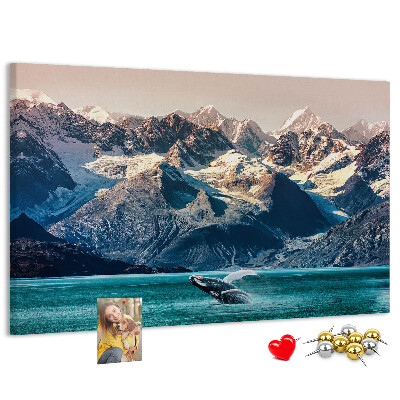 Kurken prikbord met een afbeelding van een springende walvis in een bergfjord