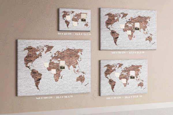 Kurkbord wereldkaart met een achtergrond van een bakstenen muur