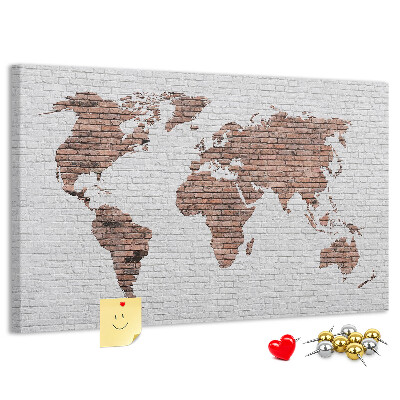 Kurkbord wereldkaart met een achtergrond van een bakstenen muur